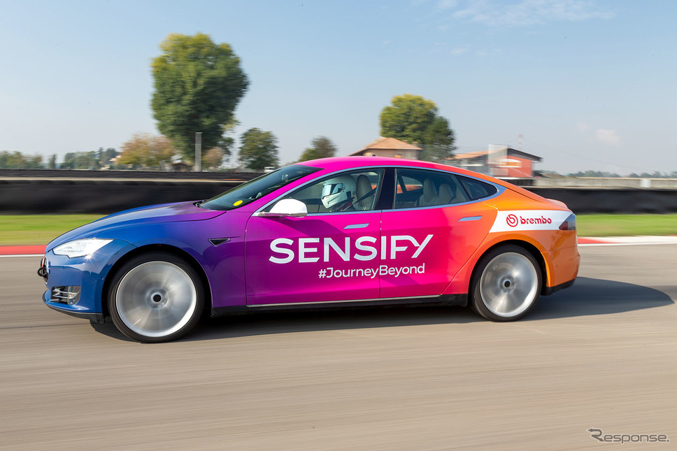ブレンボの次世代ブレーキシステム「SENSIFY」を搭載したテスラ・モデルS ベースのプロトタイプ車《photo by Brembo》