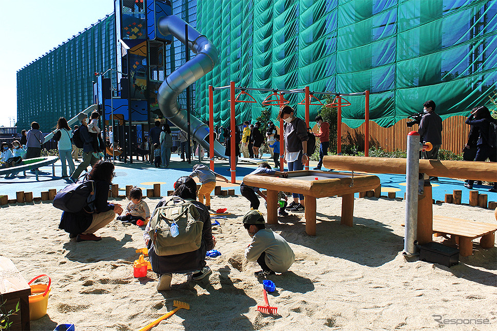 BOAT KIDS PARK モーヴィとこなめの巨大すべり台や砂場も子どもたちは大はしゃぎ《写真撮影 大野雅人》