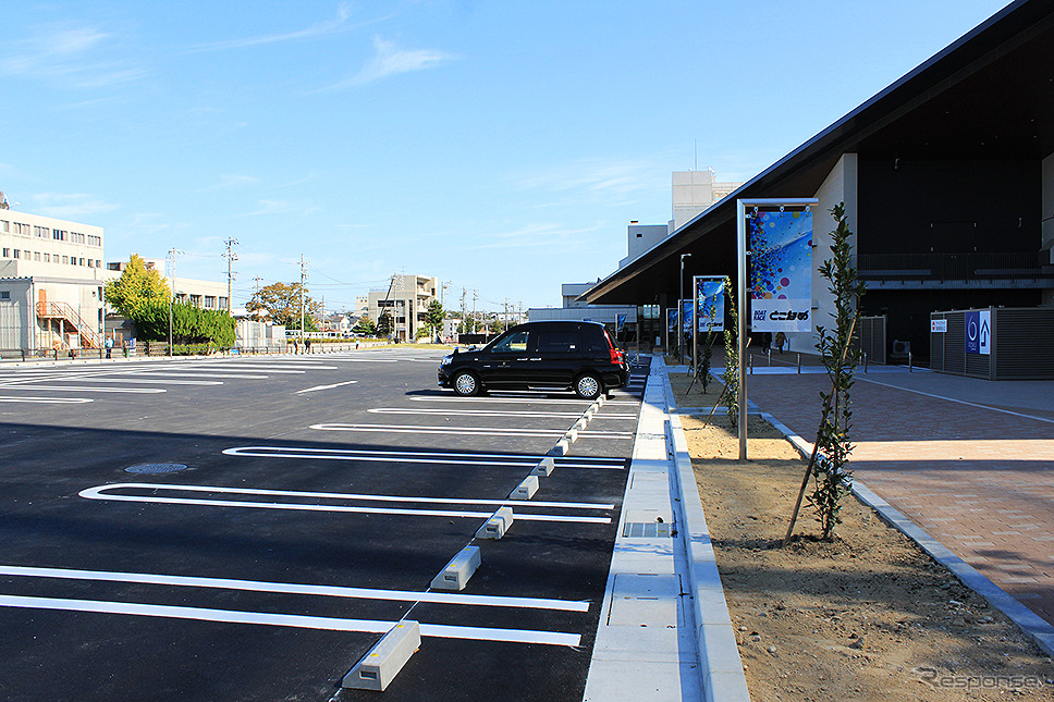 ボートレースとこなめに11月6日オープンした新スタンドと新駐車場《写真撮影 大野雅人》