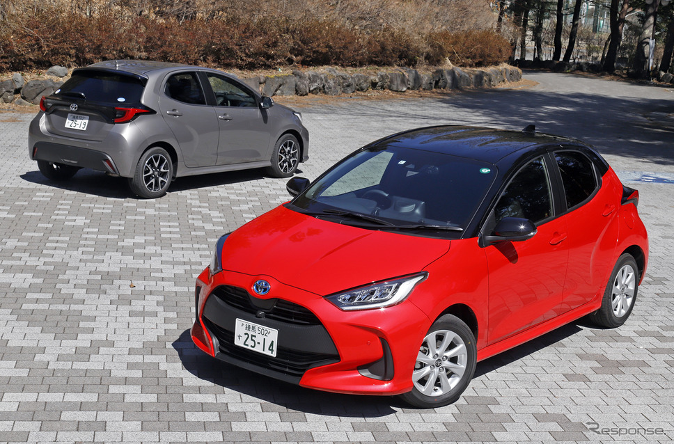 トヨタ ヤリス ハイブリッド G(手前)とガソリン車のZ(奥)《写真撮影 小林岳夫》