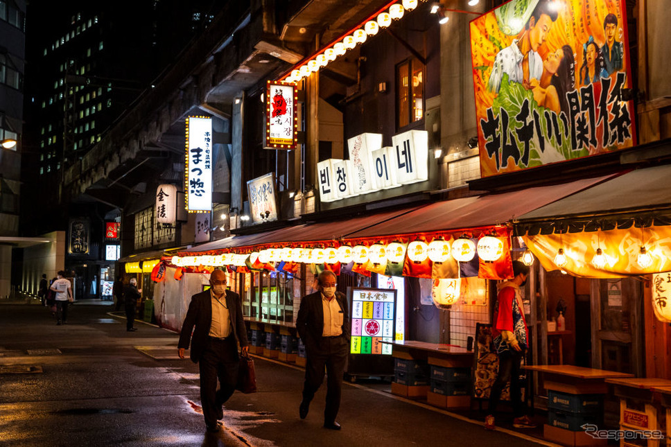 飲食店が通常の時間帯で営業を再開した東京(有楽町、10月25日)《Photo by Yuichi Yamazaki/Getty Images) News/ゲッティイメージズ》
