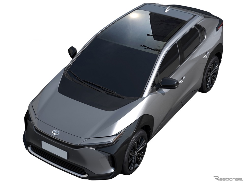 トヨタ bZ4X:ルーフソーラーパネル《写真提供 トヨタ自動車》