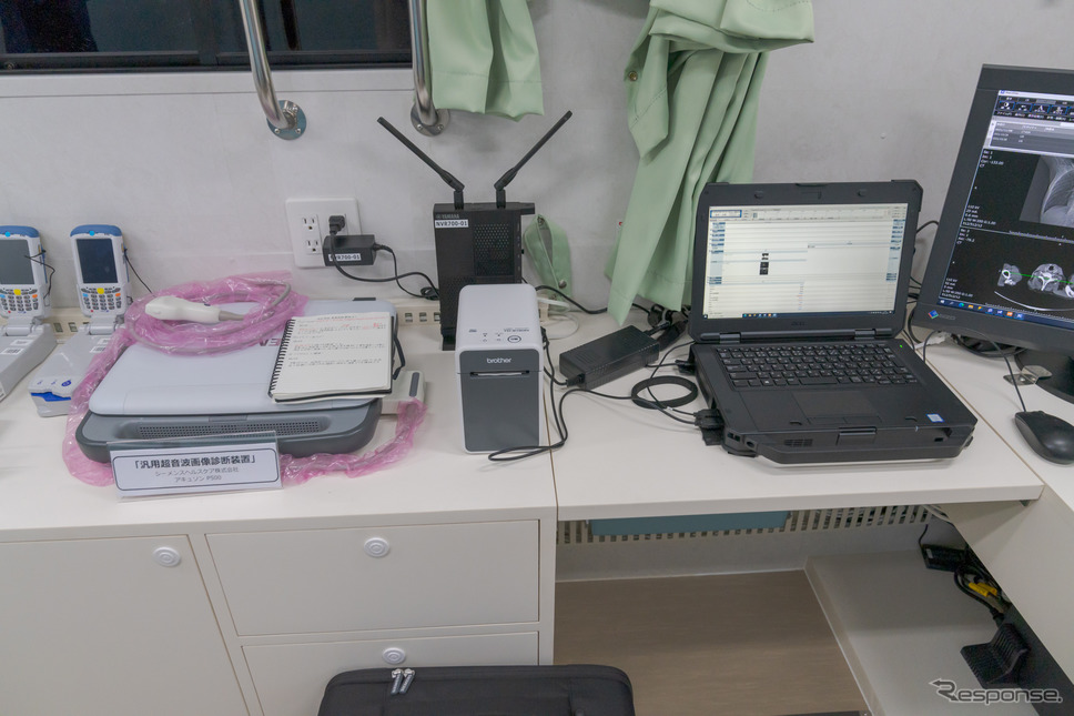 汎用超音波画像診断装置や、血液ガス分析装置が並ぶ。《写真撮影 関口敬文》