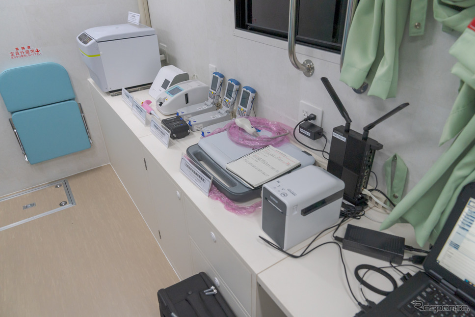 血液ガス分析装置の奥には、卓上遠心機や、PCR検査機、血液凝固分析装置などが置かれている。《写真撮影 関口敬文》