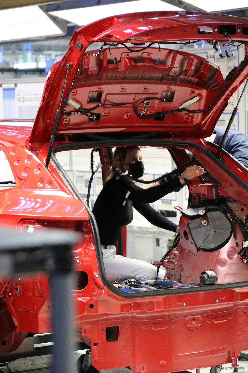 VWのドイツ・エムデン工場に完成した電動車専用の組み立て新工場において試験生産を開始した ID.4《photo by VW》