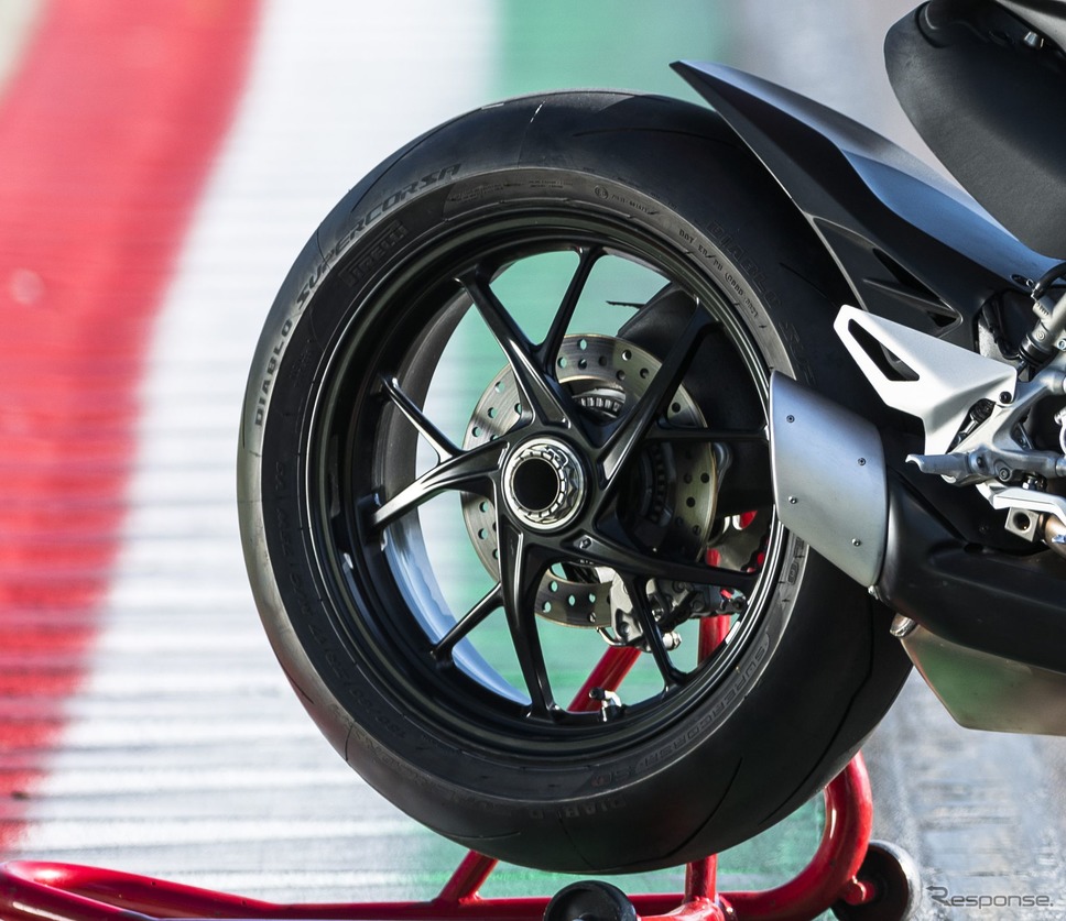 ドゥカティ・ストリートファイター V2《photo by Ducati》