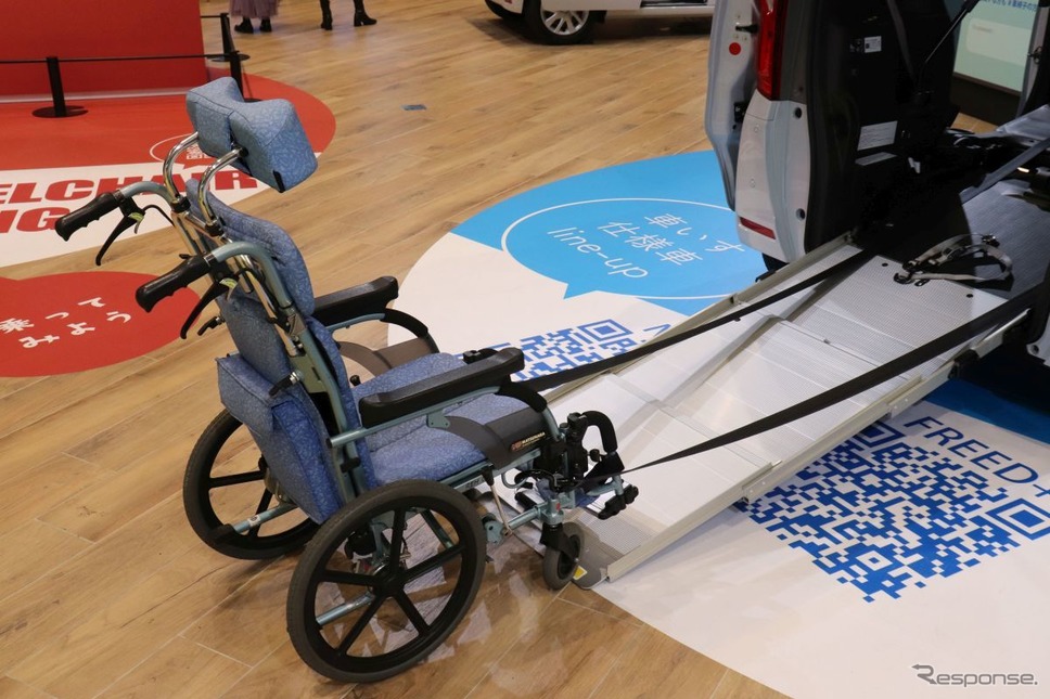 後部荷室に収納式のスロープがあり、フックを車いすに固定して引張上げる《写真撮影 中尾真二》