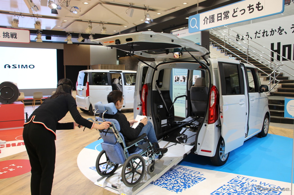 N-BOXの車いす仕様車。介助者は乗り込みを補助するが、電動で車いすを引き上げてくれるので、力を入れて押す必要はない《写真撮影 中尾真二》
