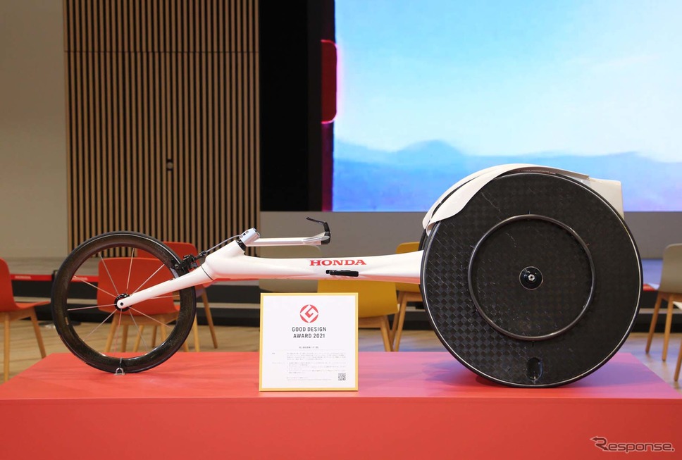 陸上競技用車いすのフラッグシップモデル「翔(かける)」《写真撮影 中尾真二》