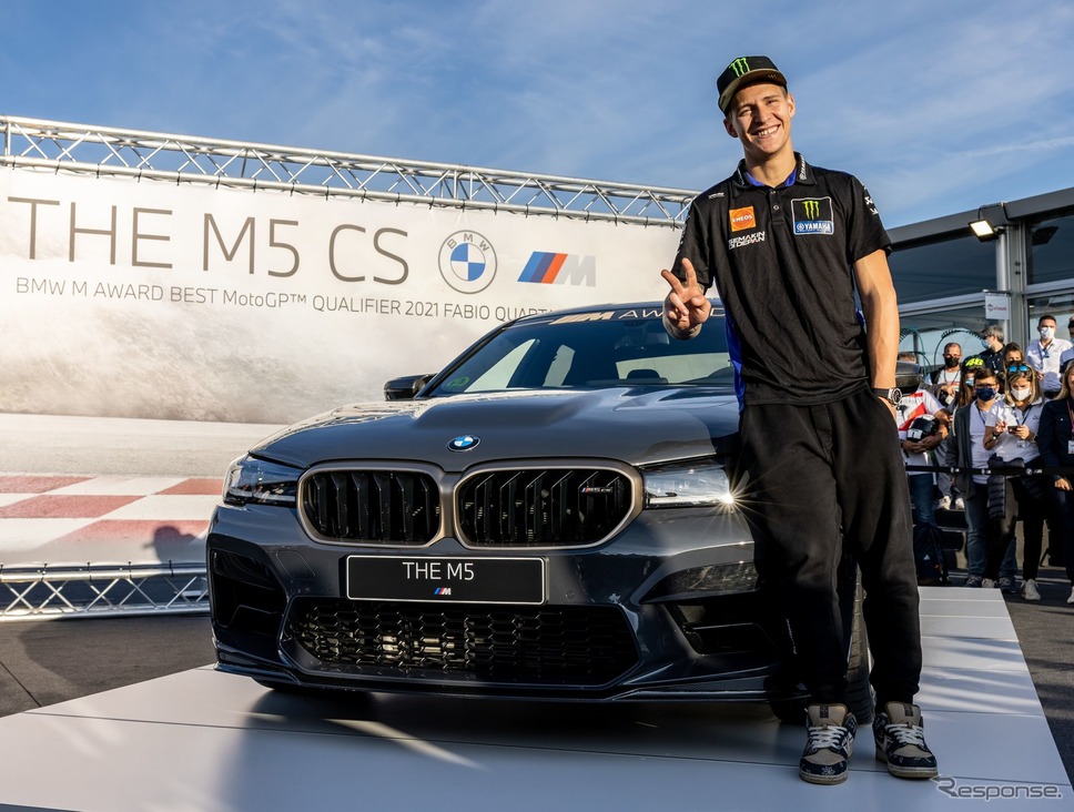BMW M5 CS を獲得した「MotoGP」の年間予選最速ライダー、ファビオ・クアルタラロ選手《photo by BMW》