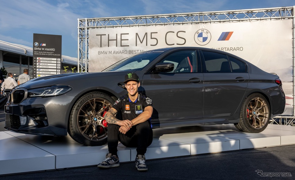 BMW M5 CS を獲得した「MotoGP」の年間予選最速ライダー、ファビオ・クアルタラロ選手《photo by BMW》