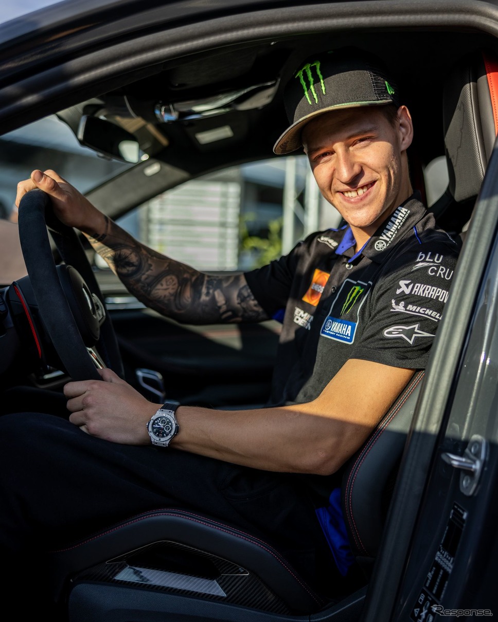 BMW M5 CS を獲得した「MotoGP」の年間予選最速ライダー、ファビオ・クアルタラロ選手《photo by BMW》
