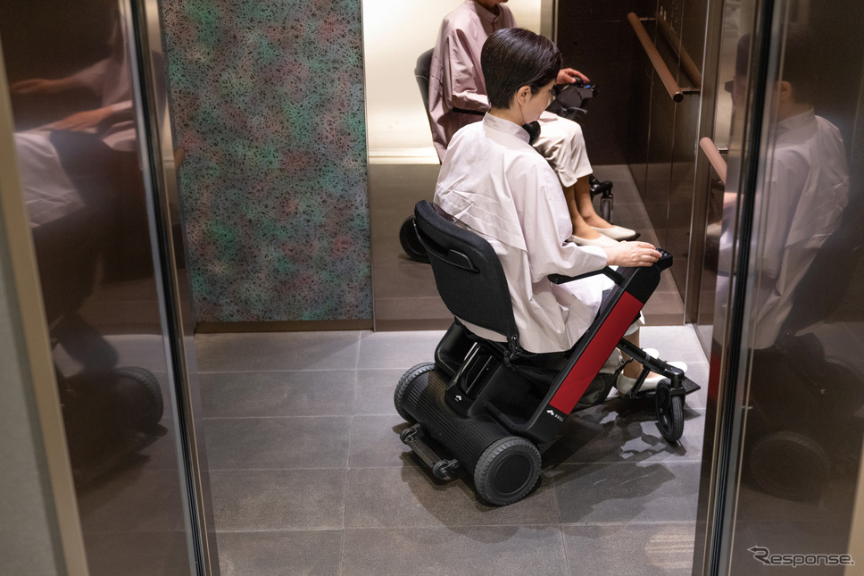 小回りもしやすいので、エレベーター内などでも方向を変えやすい。《写真提供 WHILL株式会社》