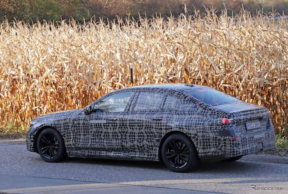 BMW 5シリーズ 次期型プロトタイプ(スクープ写真)《APOLLO NEWS SERVICE》