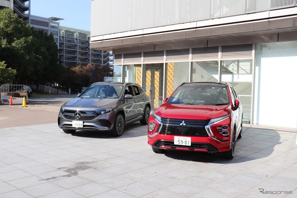 EQA(左)・アウトランダーPHEV《写真撮影 中尾真二》