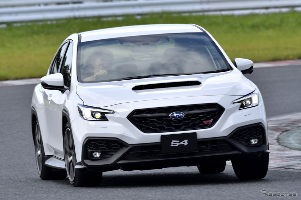 SUBARU 新型 WRX S4 STI Sport R EX ボディカラー セラミックホワイト《写真撮影 雪岡直樹》