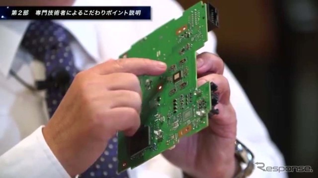 小堀氏はキモとなるパワーICを指しながら、音へのこだわりを語った《動画キャプチャ》