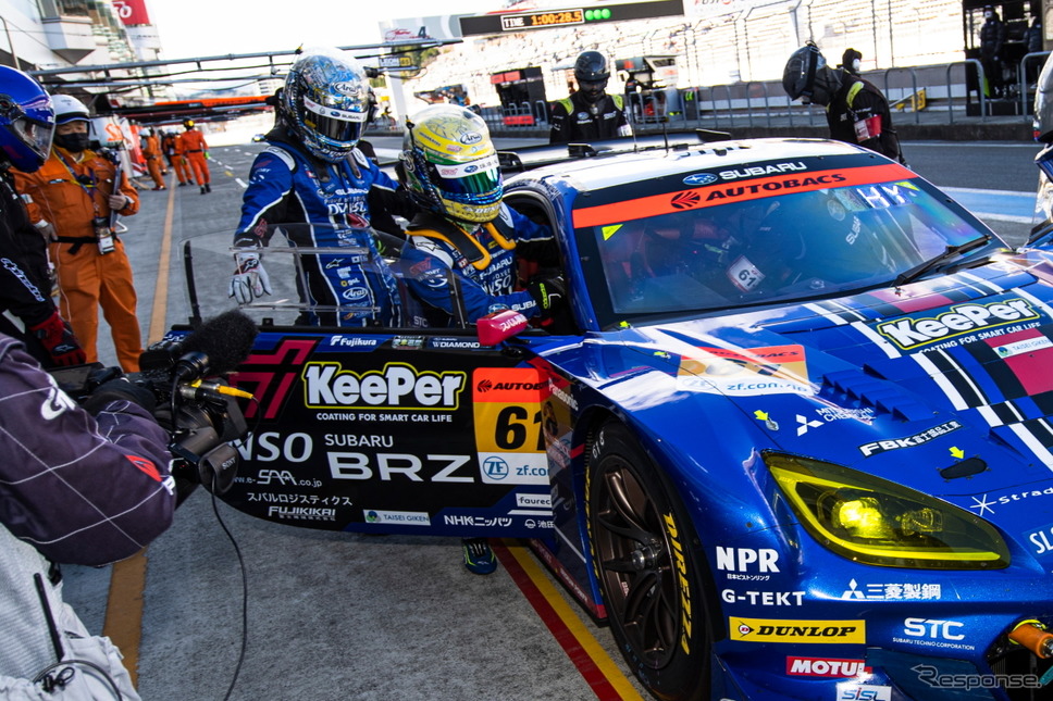 GT300クラスポールポジションの#61 SUBARU BRZ R&D SPORT(井口卓人/山内英輝)ピット作業《撮影 益田和久》