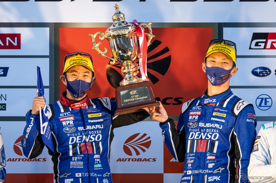 GT300クラスのチャンピオンを獲得した井口卓人（左）と山内英輝（右）《撮影 益田和久》