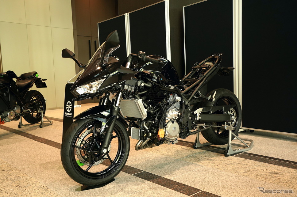 ハイブリッドEVバイク（試作。10月、東京での事業方針説明会）《写真提供 カワサキモータースジャパン》