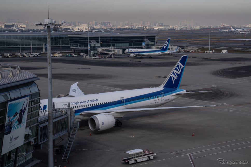 外国からの入国が禁じられた東京国際空港（羽田。11月30日）《Photo by Carl Court/Getty Images News/ゲッティイメージズ》