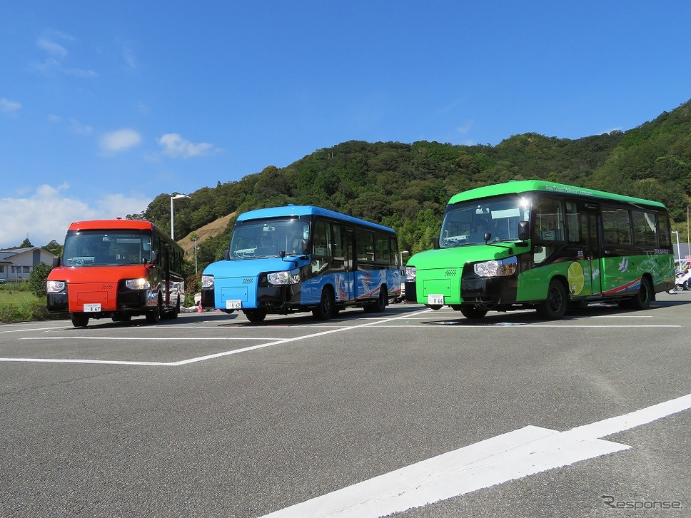 阿佐海岸鉄道を走る3両のDMV。《写真提供 阿佐海岸鉄道》