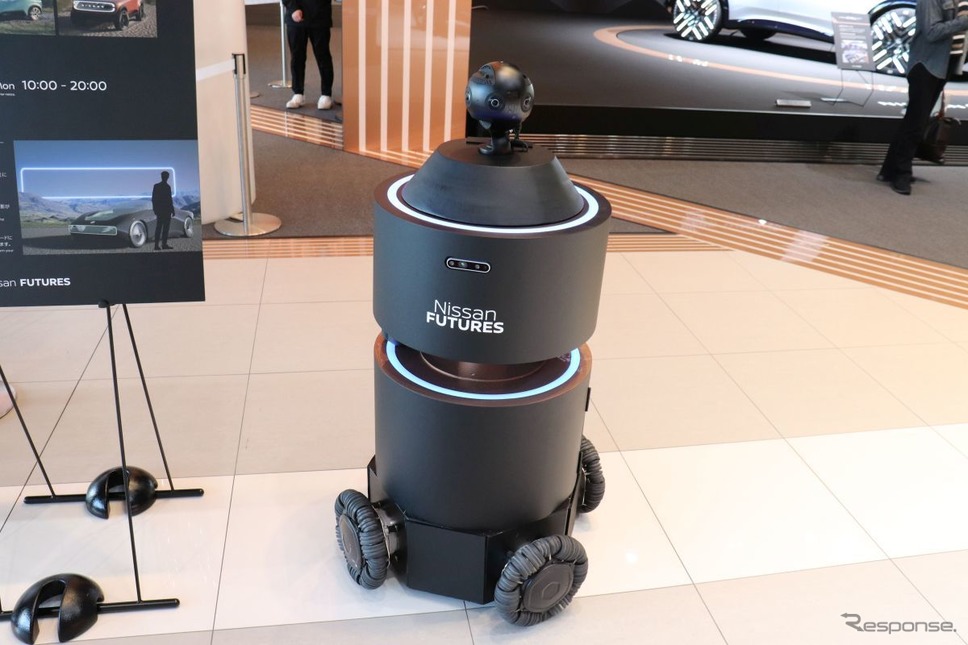 このロボが会場を案内してくれる。画像は360度でオンライン配信もされる《写真撮影 中尾真二》