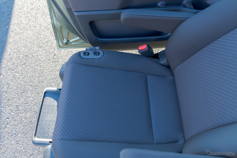 助手席リフトアップシート：座面の右端にはシートの前後位置、リクライニングの調整スイッチが用意されている。《写真撮影 関口敬文》