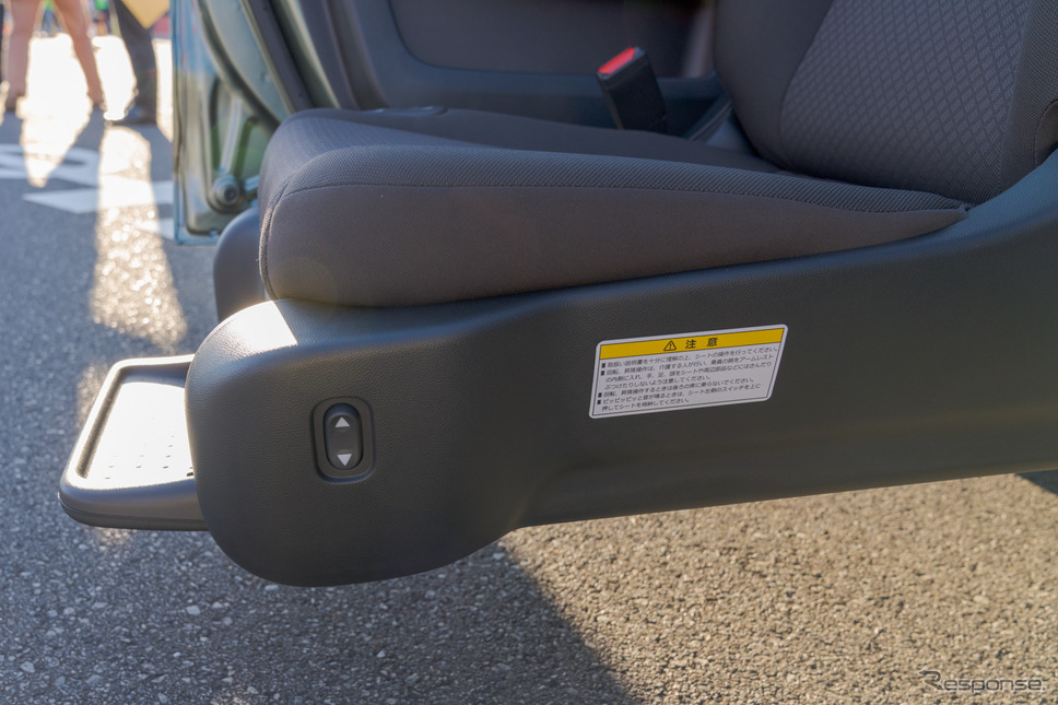 助手席リフトアップシート：座面の下部左側に、助手席を車内と車外へ移動させるスイッチがあり、リモコンがなくても、操作が可能。《写真撮影 関口敬文》
