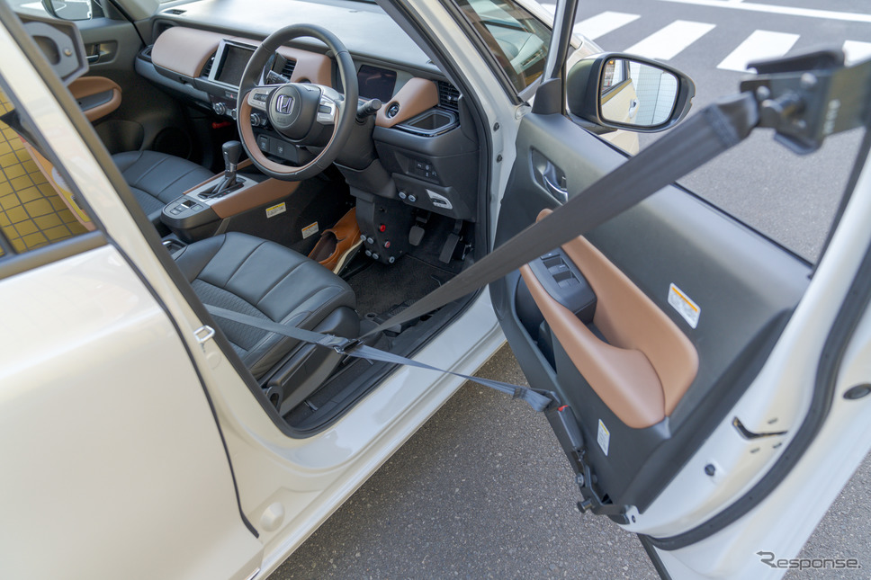 フランツシステム：ドアにはオプションのパッシブシートベルトが装備されている。運転席のドアを閉めれば、シートベルトが自動装着できる。《写真撮影 関口敬文》