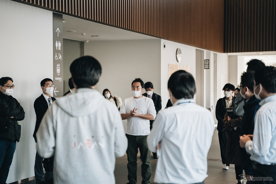 千曲市役所で説明するふろしきや田村氏《写真撮影 坂本貴史》