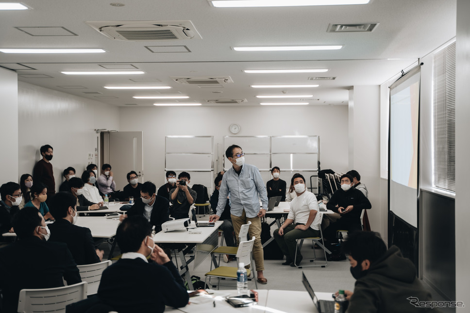日本ワーケーション協会の箕浦龍一氏によるプレゼン風景《写真撮影 坂本貴史》