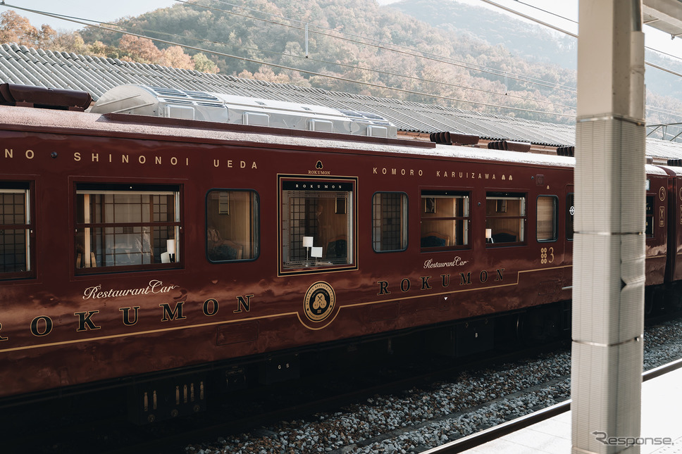 「観光列車ろくもん」背景に紅葉の山々が見える《写真撮影 坂本貴史》