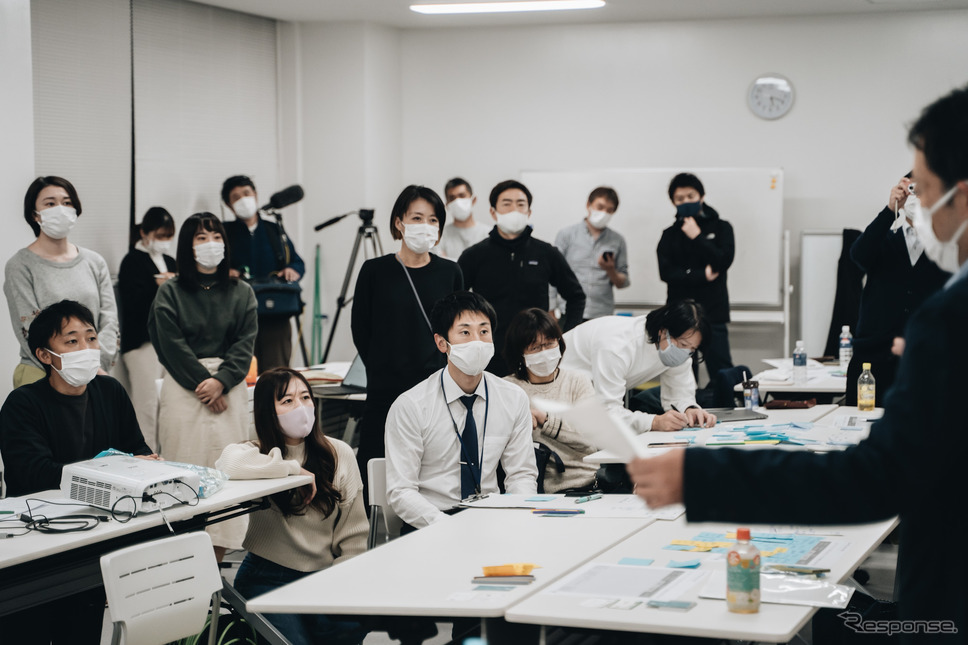 グループごとにアイデアを発表する《写真撮影 坂本貴史》