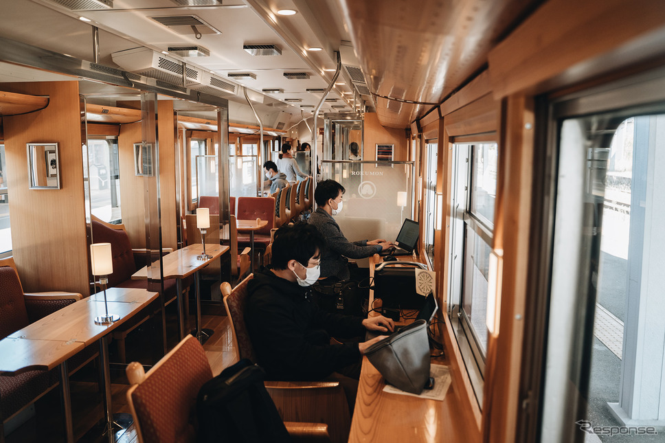 観光列車ろくもんでのトレインワーケーション風景《写真撮影 坂本貴史》