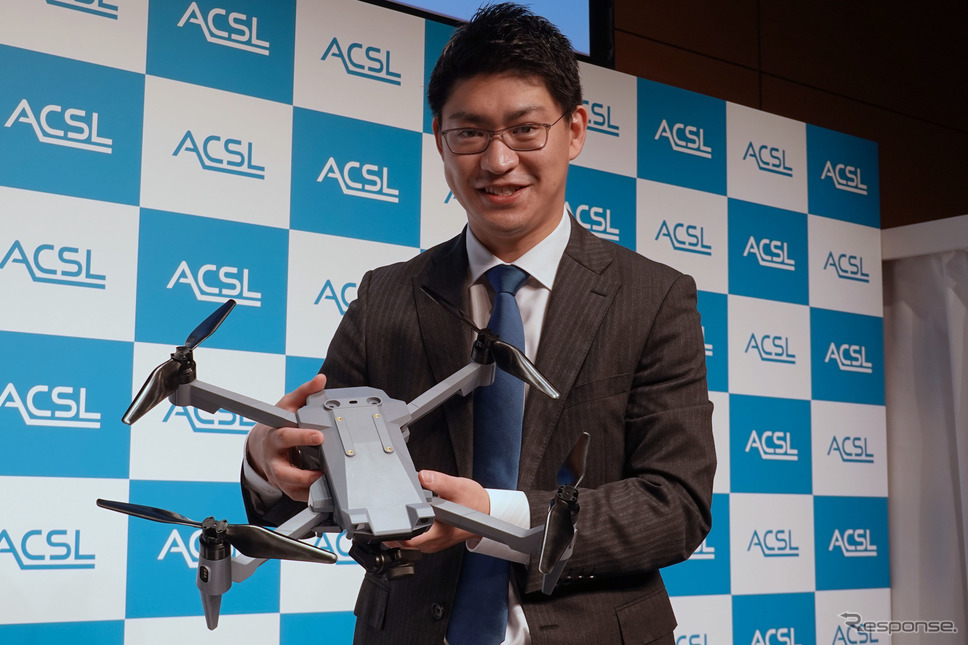 「SOTEN」を手にするACSLの鷲谷聡之社長《写真撮影 会田肇》