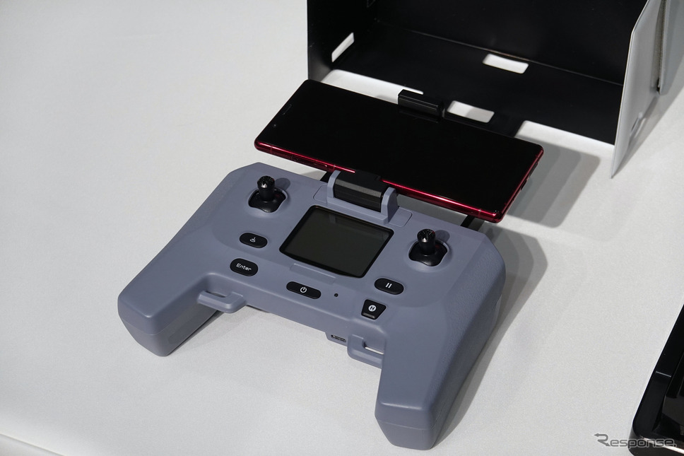 「SOTEN」のコントローラ。モニターはアプリをインストールしたスマホを使う《写真撮影 会田肇》