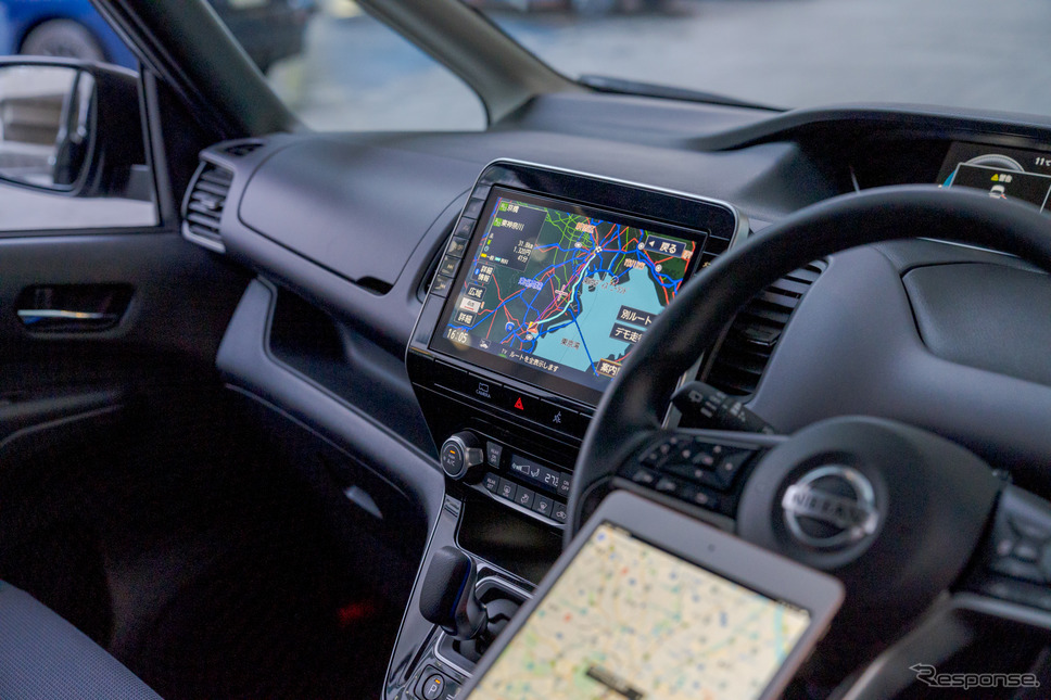 タブレットのGOODS DRIVEで行き先を指定し、Apple CaePlayなどを利用することで、ルート情報がカーナビに転送される。《写真撮影 関口敬文》