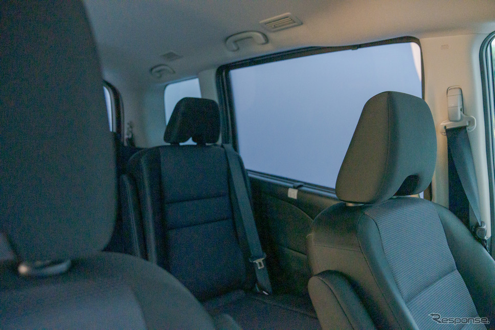 運転席にあるボタンを押すだけで、一瞬で遮蔽できる。《写真撮影 関口敬文》
