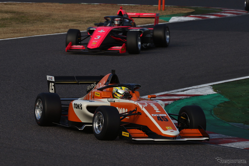 FRJ第12戦2位、第13戦2位の#45 大草りき(PONOS Racing)(手前)《撮影 竹内英士》