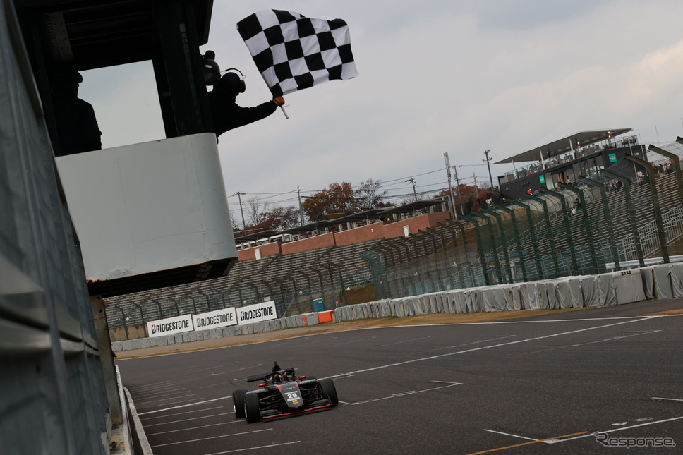 FRJ第13戦優勝、そしてチャンピオンを獲得した#28 古谷悠河(TOM'S YOUTH)《撮影 竹内英士》