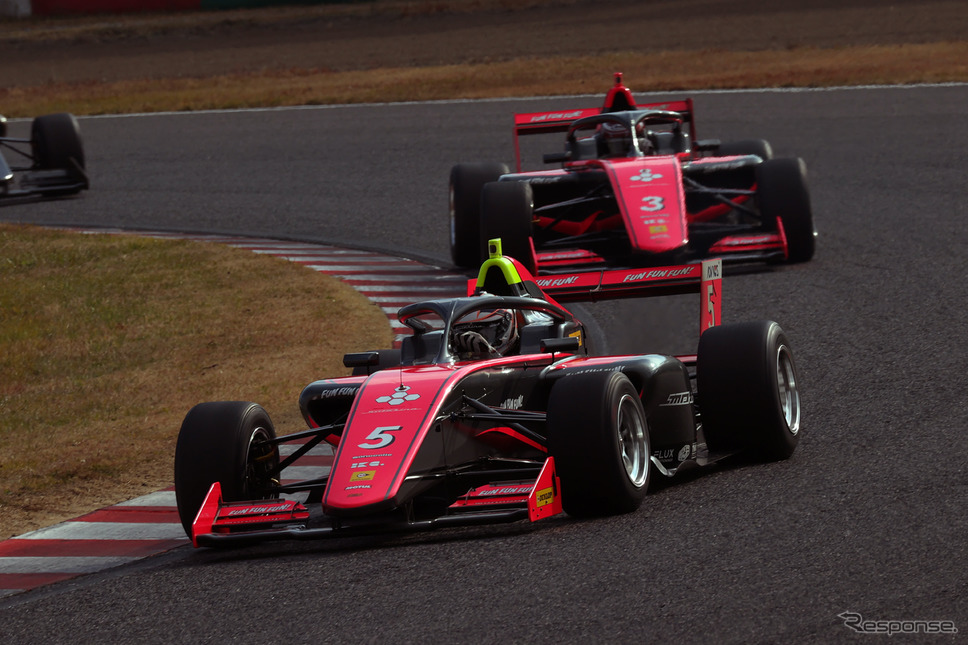 FRJ第13戦3位の#5 塩津佑介(Sutekina Racing)(手前)《撮影 竹内英士》