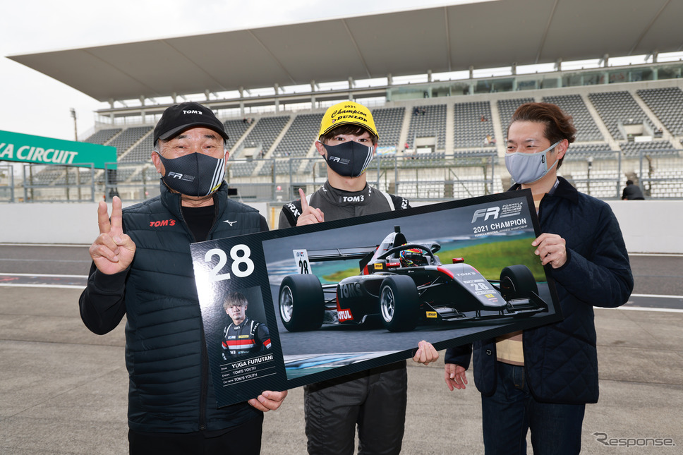 2021年FRJチャンピオンの古谷悠河(中央)《撮影 竹内英士》