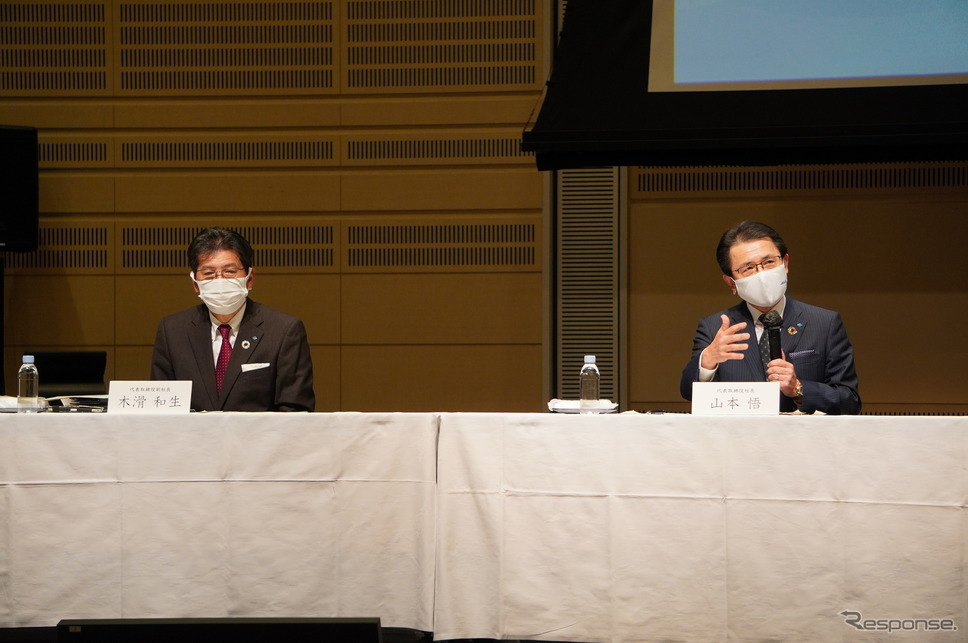 住友ゴム工業の年末社長会見の様子。右が山本悟社長で、左が木滑和生副社長《写真撮影 山田清志》