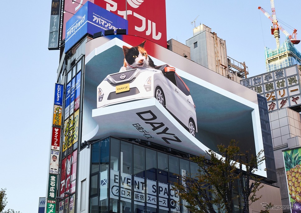 新宿東口の猫、にゃっさんデイズに乗る《写真提供 日産自動車 日本マーケティング本部》