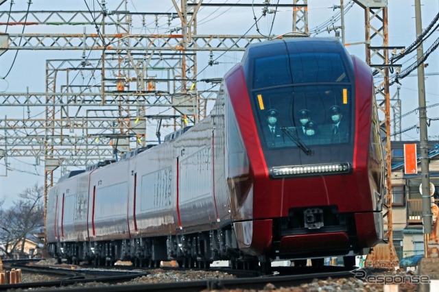 近鉄では大阪、名古屋から伊勢志摩方面へ80000系『ひのとり』による臨時特急を運行。《写真提供 写真AC》