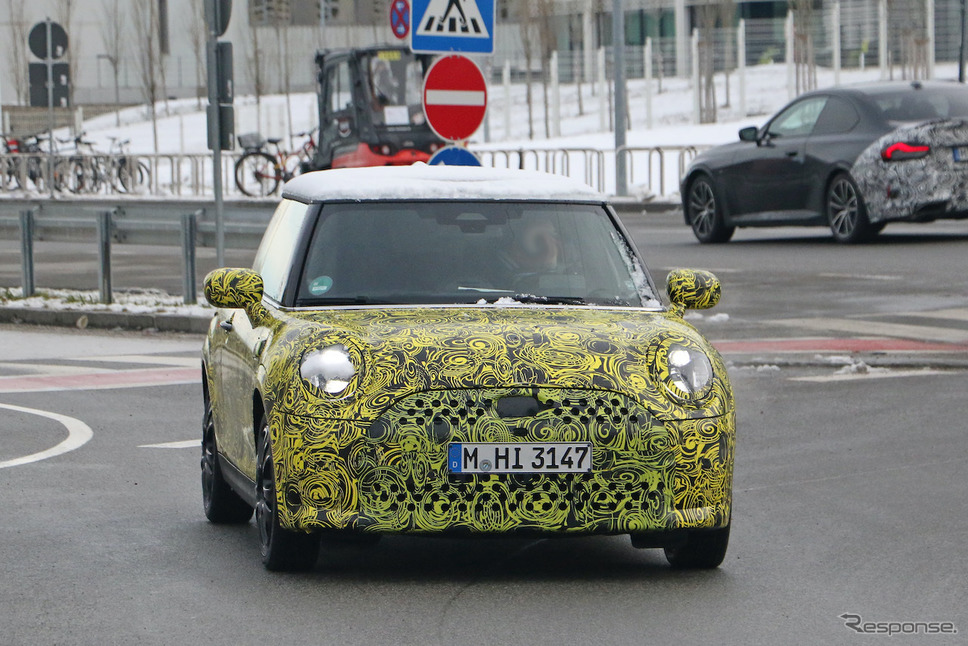 MINI ハッチバック 次世代型プロトタイプ(スクープ写真)《APOLLO NEWS SERVICE》