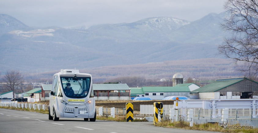 上士幌町の公道を走行する自動運転バス「NAVYA ARMA」《写真提供 BOLDLY》