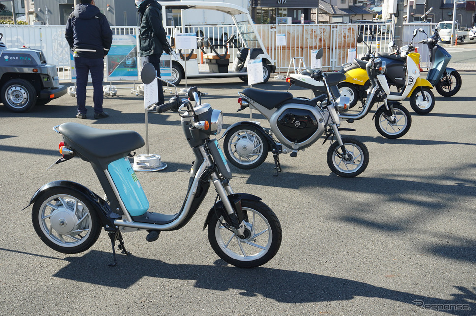 ヤマハの歴代EVバイク。手前の『パッソル』は2002年に発売した。《写真撮影 宮崎壮人》