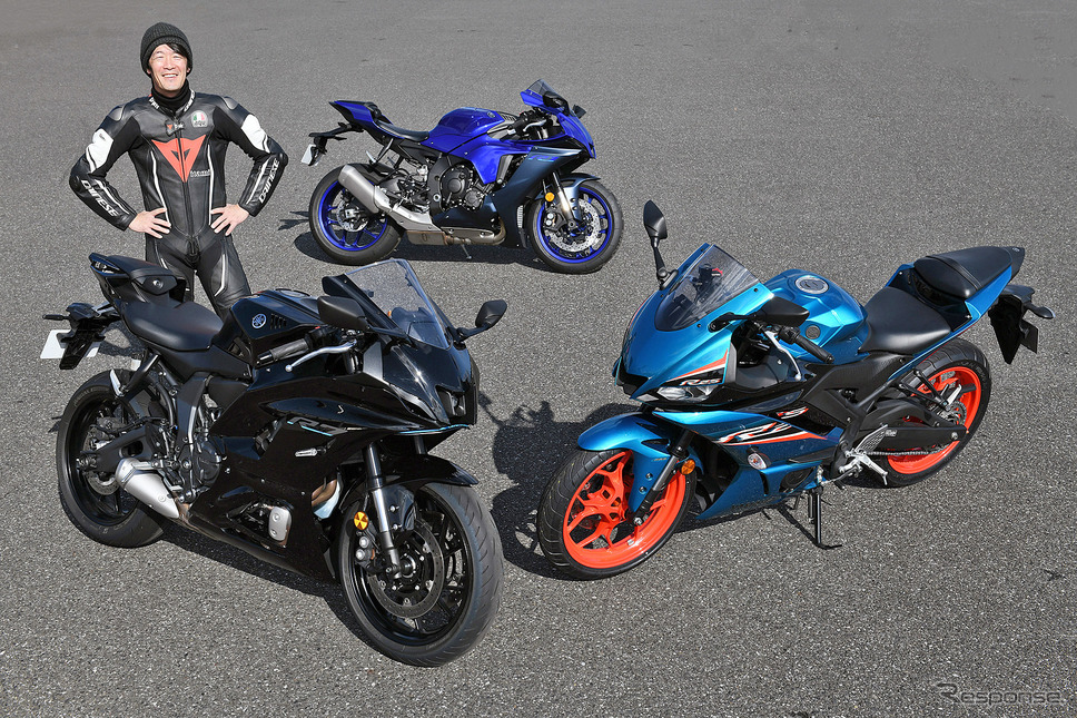 伊丹孝裕氏とヤマハRシリーズ。YZF-R7(左手前)、YZF-R1(奥)、YZF-R25(右)《写真撮影 中野英幸》